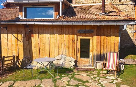 G&icirc;te n&deg;G290079 Saint-Agnan-en-Vercors - Dr&ocirc;me - Entr&eacute;e du g&icirc;te et terrasse privative avec vue sur le pr&eacute; et la for&ecirc;t