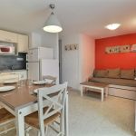 Pi&egrave;ce &agrave; vivre, coin cuisine, espace repas, banquette gigogne, TV