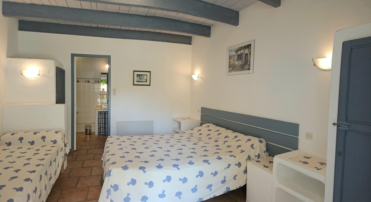 Lits 140x190 et 80x190. La chambre est située dans une dépendance en rez-de-jardin et en face de la bâtisse principale. Mitoyenne à la chambre Sauge. photo 25