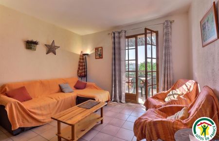 G&icirc;te n&deg;G46537 Bellecombe-Tarendol - Dr&ocirc;me - Pi&egrave;ce &agrave; vivre avec coin salon (canap&eacute; convertible (1x140x190), fauteuils, petite TV). Acc&egrave;s &agrave; la terrasse