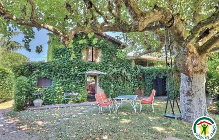 G&icirc;te n&deg;G77644 Charmes-sur-l'Herbasse - Dr&ocirc;me - Entr&eacute;e du g&icirc;te et salon de jardin privatif