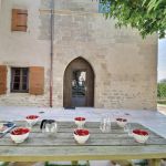 Table ext&eacute;rieure d&eacute;di&eacute;e au g&icirc;te dans la cour, face &agrave; l'entr&eacute;e du logement