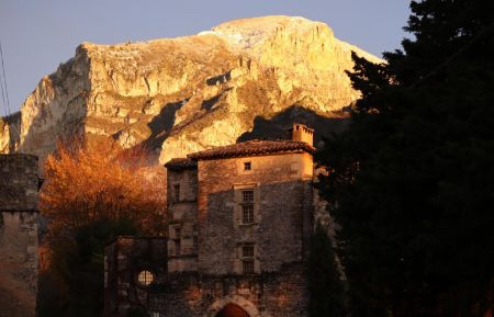 G&icirc;te n&deg;G336002 Saou - Dr&ocirc;me - Gite Donjon de Lastic. Vue Ouest automne.