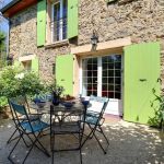 La terrasse privative, ombragée avec salon de jardin et barbecue gaz La terrasse privative, ombragée avec salon de jardin et barbecue gaz