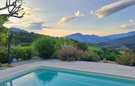 G&icirc;te n&deg;G43005 Beauvoisin - Dr&ocirc;me - Soir&eacute;e au bord de la piscine juin 2023