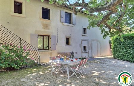 G&icirc;te n&deg;G77291 Charmes-sur-l'Herbasse - Dr&ocirc;me - Salon de jardin privatif dans la cour sous les platanes 