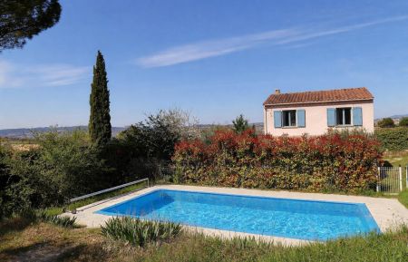 G&icirc;te n&deg;G182008 Mirabel-aux-Baronnies - Dr&ocirc;me - Piscine &agrave; partager.

Photo prise en hiver. La b&acirc;che de la piscine a &eacute;t&eacute; retir&eacute;e et les volets ouverts avec l'aide de l'IA. 