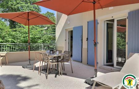 G&icirc;te n&deg;G307997 Saint-Jean-en-Royans - Dr&ocirc;me - Terrasse privative du g&icirc;te LYONNE avec salon de jardin, bains de soleil