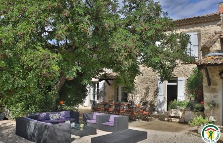 G&icirc;te n&deg;G33009 La Baume-de-Transit - Dr&ocirc;me - le coin d&eacute;tente devant la maison