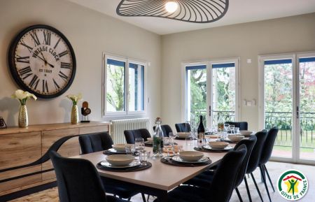 G&icirc;te n&deg;G84999 Ch&acirc;teauneuf-sur-Is&egrave;re - Dr&ocirc;me - Salle &agrave; manger