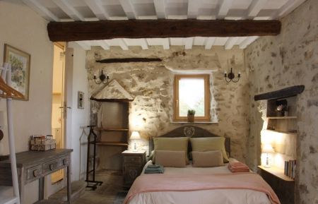 G&icirc;te n&deg;G211015 Monts&eacute;gur-sur-Lauzon - Dr&ocirc;me - La chambre semi-ouverte du 1er &eacute;tage : lit 1x140